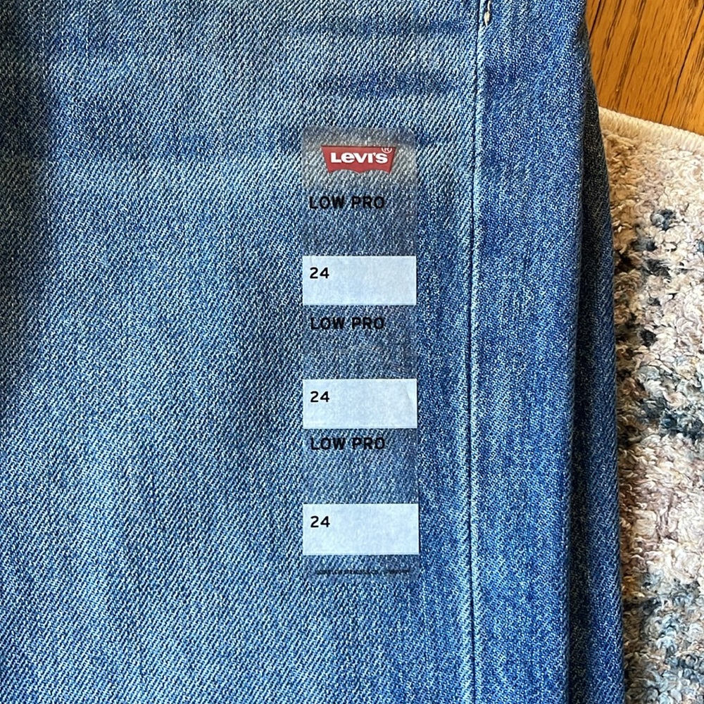 Levi’s NWT Low Pro Straight Leg Mid Rise Sz 24 - Picture 2 of 7